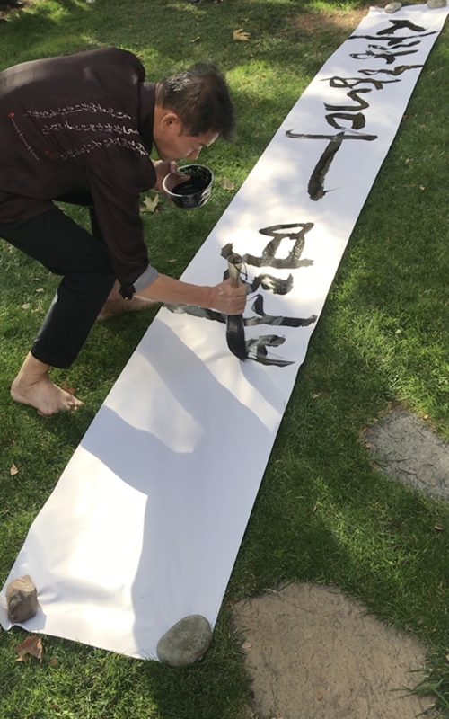 Tuk Yoo-hyun's calligraphy performance. (Nasim Gerami)