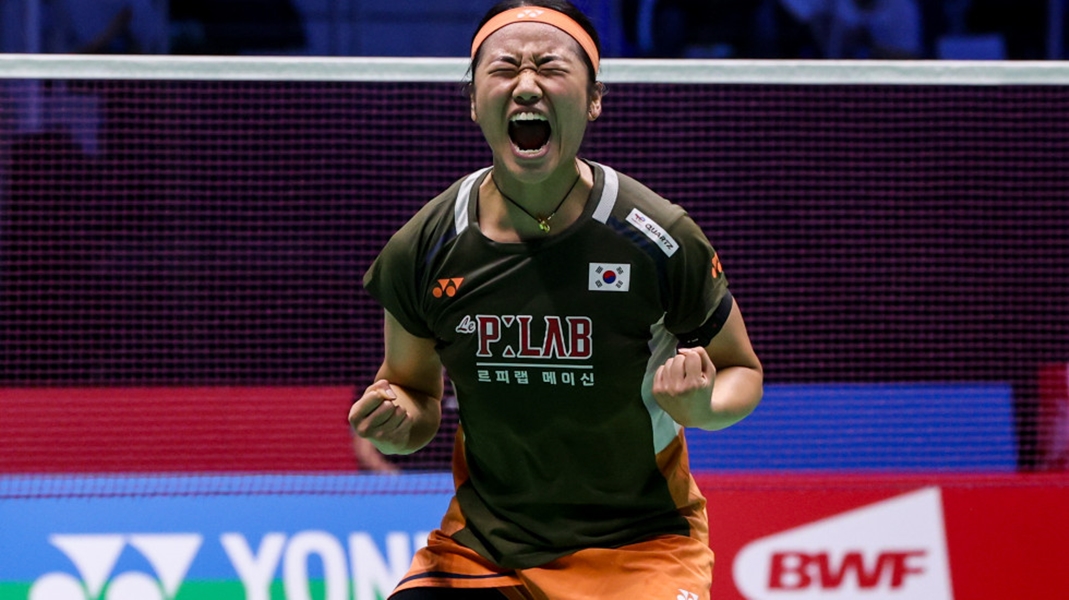An Se Young, the world's top-ranked women's player in badminton, on Oct. 25 celebrates after winning the singles title at the Yonex French Open in Cesson-Sevigne, northwestern France.