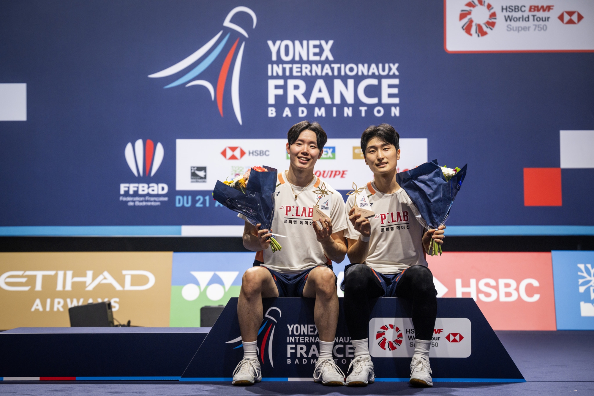 Kim Won Ho and Seo Seung Jae (left), world badminton's top-ranked men's doubles team, on Oct. 26 celebrate after winning their division in the French Open in Cesson-Sevigne, northwestern France.