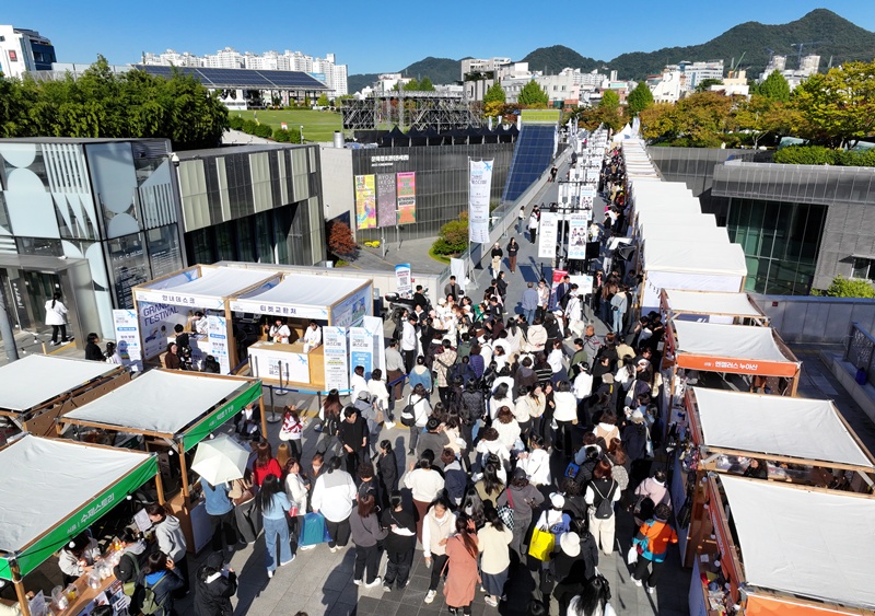 Visitors on Oct. 28 flock to the opening sales event of the Korea Grand Festival at National Asian Culture Center in Gwangju's Dong-gu District. (Yonhap News)  