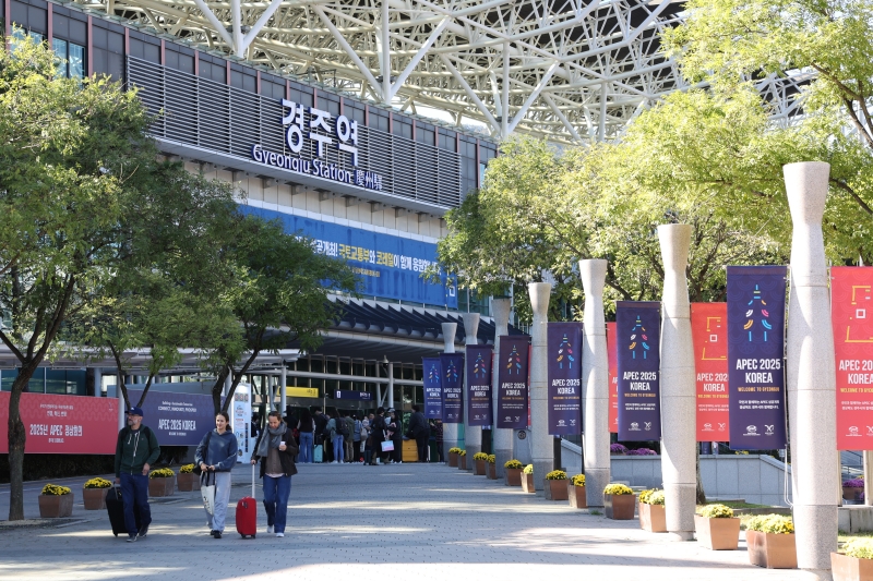 Gyeongju Station in Gyeongju, Gyeongsangbuk-do Province, on Oct. 28 has a welcoming atmosphere for attendees of the Asia-Pacific Economic Cooperation summit three days before the event.