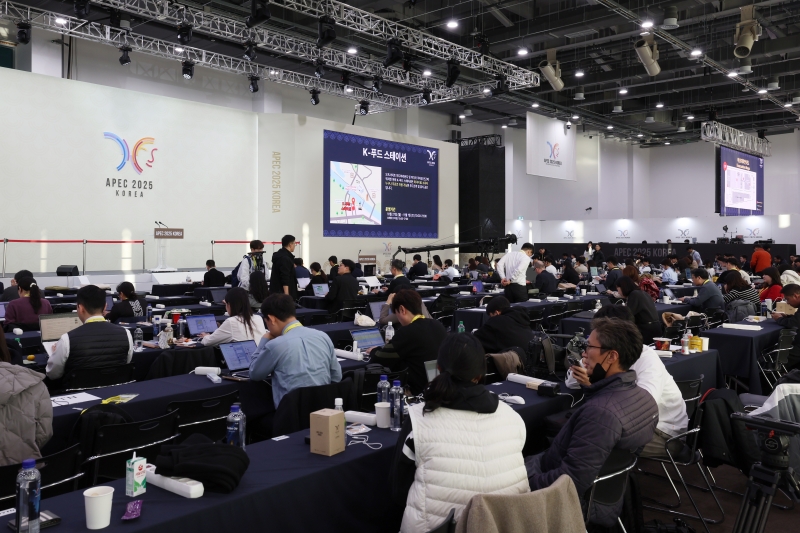 Reporters from around the world gather at the newly built International Media Center in Gyeongju, Gyeongsangbuk-do Province, to cover the APEC summit.