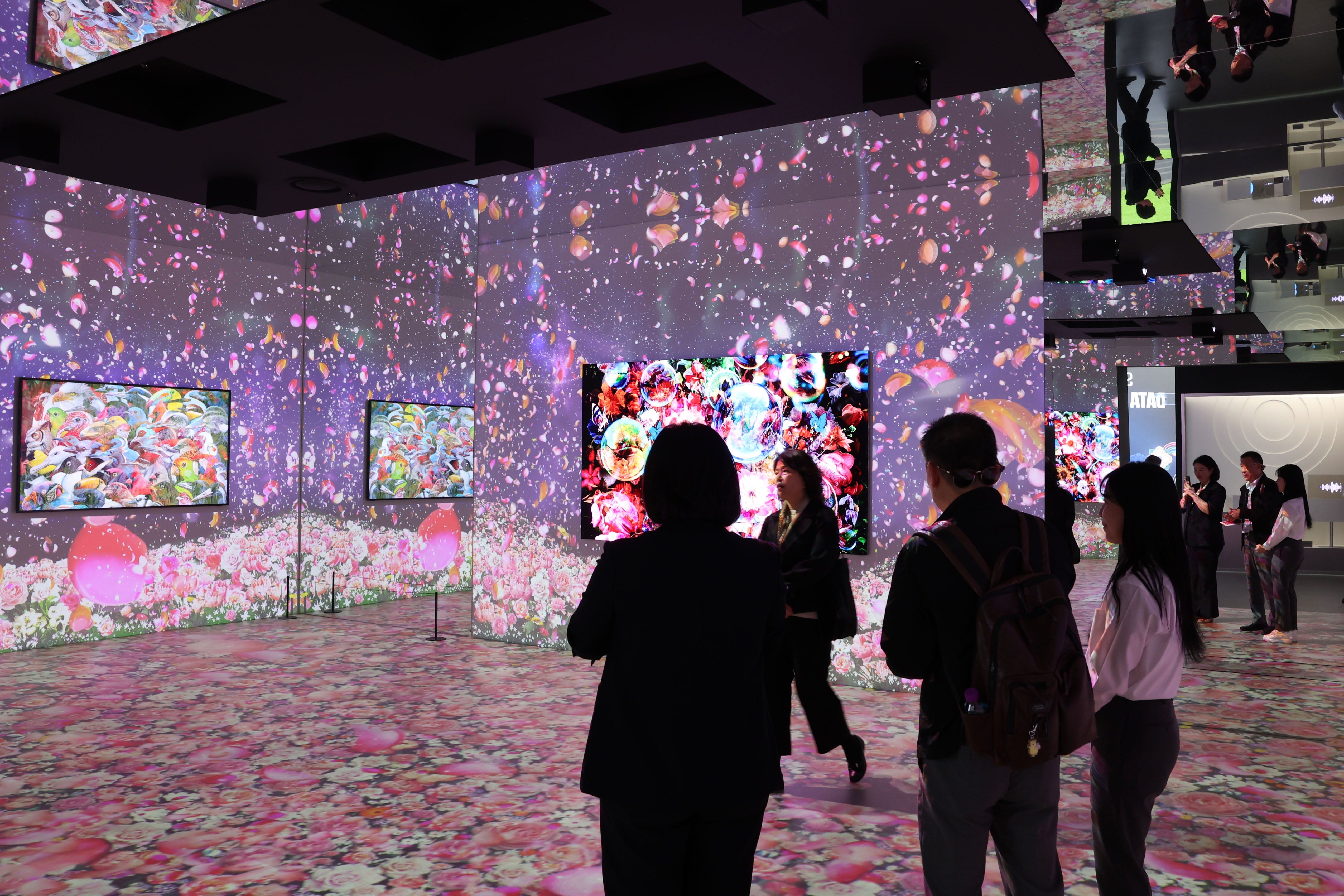 Coinciding with the Asia-Pacific Economic Cooperation (APEC) summit, the host city of Gyeongju, Gyeongsangbuk-do Province, on Oct. 29 hosts the K-Tech Showcase at the air dome pavilion of Gyeongju Expo Grand Park. Shown are visitors that day at the APEC exhibition hall looking at the art cube space of Samsung Electronics featuring Micro LED and Neo QLED 8K displays.