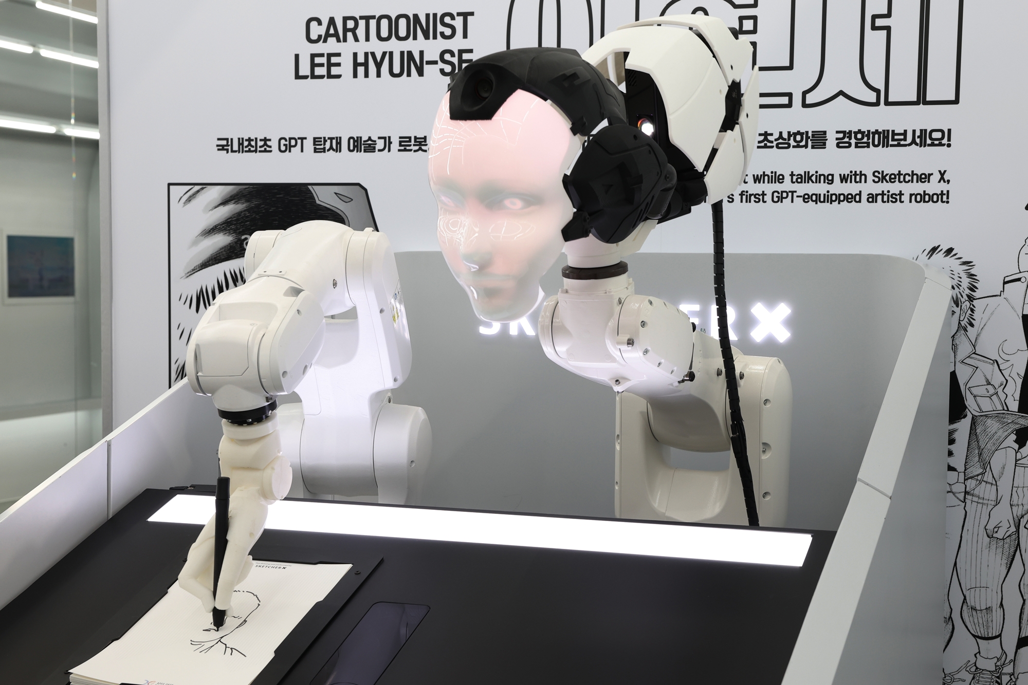 An AI drawing robot on Oct. 28 creates the portrait of a visitor at K-Business Square of the APEC Economic Exhibition Hall in Gyeongju, Gyeongsangbuk-do Province.