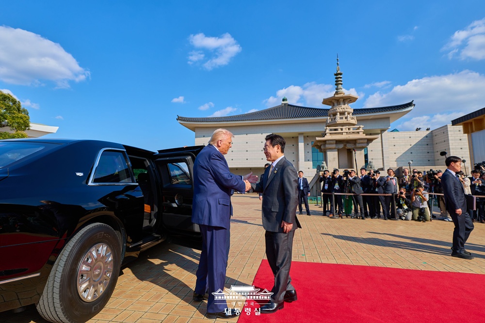 President Lee Jae Myung (right) on Oct. 29 welcomes U.S. President Donald Trump after the former's arrival at the Gyeongju National Museum in Gyeongju, Gyeongsangbuk-do Province. (Korea's Office of the President)
