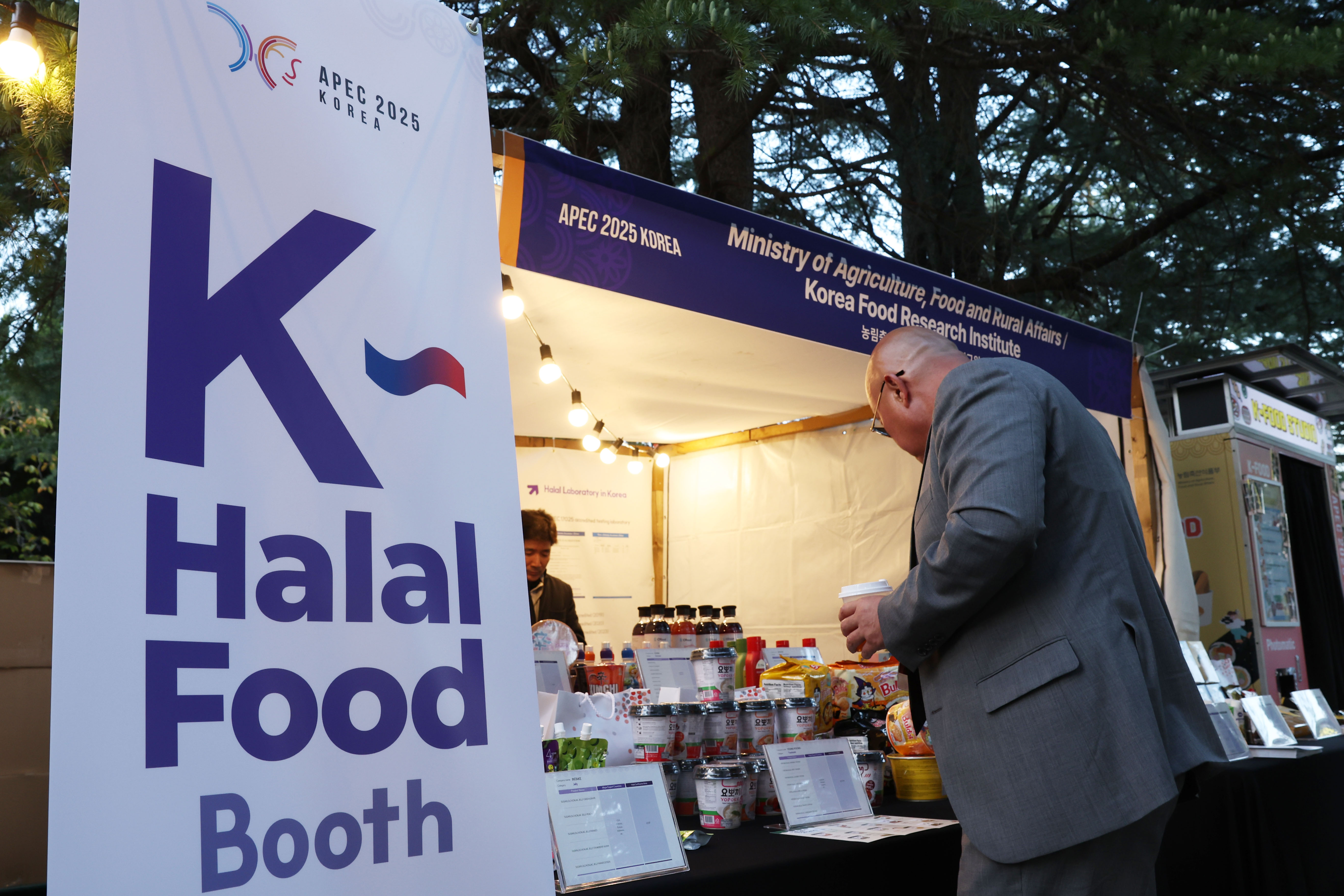 A visitor on Oct. 30 looks at the K-Halal Food Booth run by the Ministry of Agriculture, Food and Rural Affairs near Gyeongju Hwabaek International Convention Center in Gyeongju, Gyeongsangbuk-do Province.