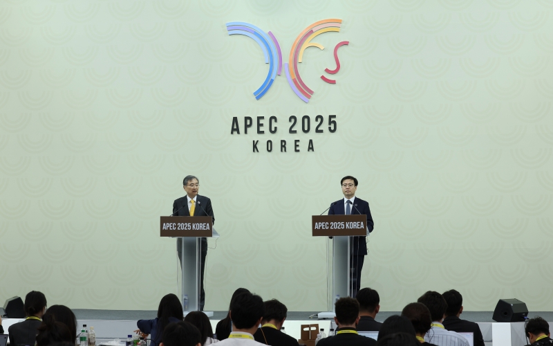 Minister of Foreign Affairs Cho Hyun (left) and Minister for Trade Yeo Han-Koo on Oct. 30 speak at a news conference on the results of the Asia-Pacific Economic Cooperation Joint Ministerial Meeting on Foreign Affairs and Trade at the International Media Center in Gyeongju, Gyeongsangbuk-do Province. (Park Daejin)