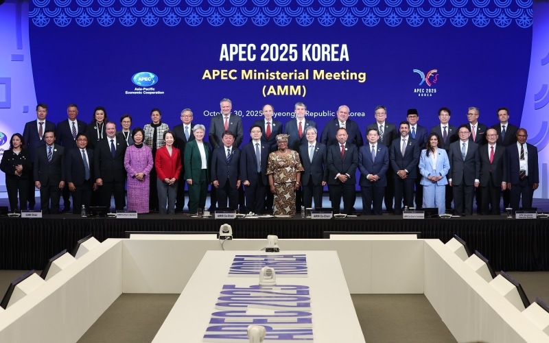 Participants in the APEC Joint Ministerial Meeting on Foreign Affairs and Trade on Oct. 30 pose for a group photo at Gyeongju Hwabaek International Convention Center in Gyeongju. (APEC 2025's official Flickr account)