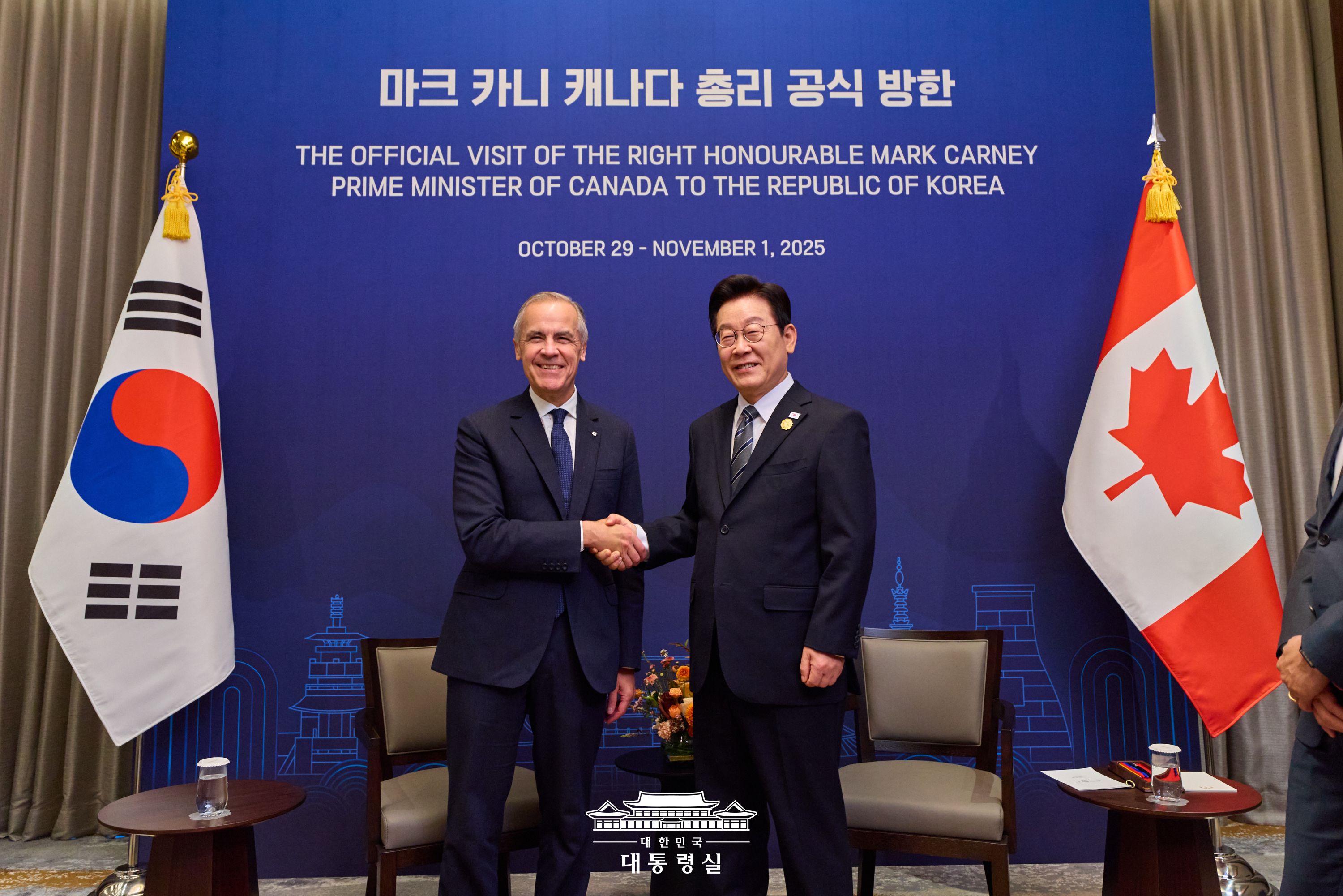 President Lee Jae Myung (right) on Oct. 30 shakes hands with Canadian Prime Minister Mark Carney in their bilateral talks on the sidelines of the Asia-Pacific Economic Cooperation (APEC) summit in Gyeongju, Gyeongsangbuk-do Province. (Office of the President)