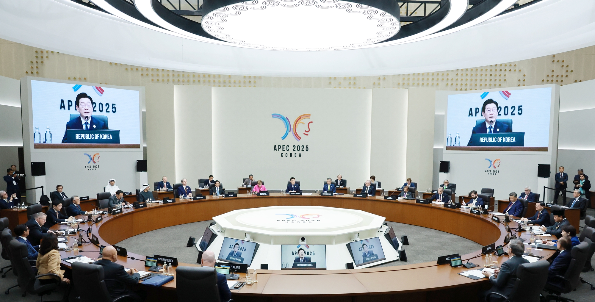 President Lee Jae Myung on Oct. 31 chairs the first session of the Asia-Pacific Economic Cooperation (APEC) Economic Leaders' Meeting at Gyeongju Hwabaek International Convention Center in Gyeongju, Gyeongsangbuk-do Province.