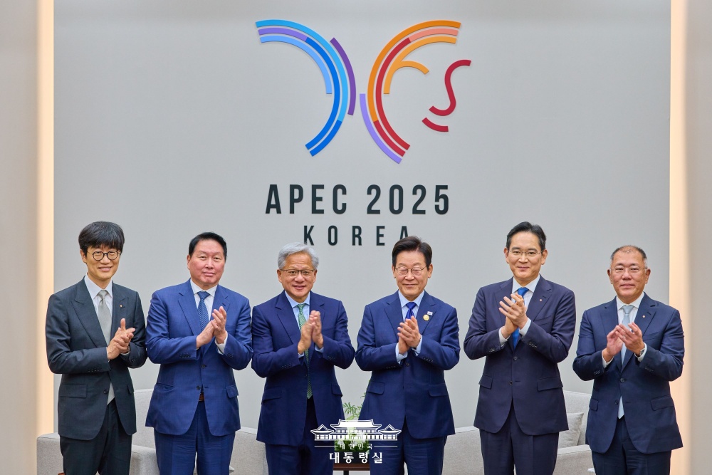 ▲ 이재명 대통령이 31일 APEC 정상회의장인 경주화백컨벤션센터에서 젠슨 황 엔비디아 최고경영자를 비롯해 이재용 삼성전자 회장,최태원 SK회장,정의선 현대차 회장, 이해진 네이버이사회의장 등을 접견하고 있다. 대통령실. 