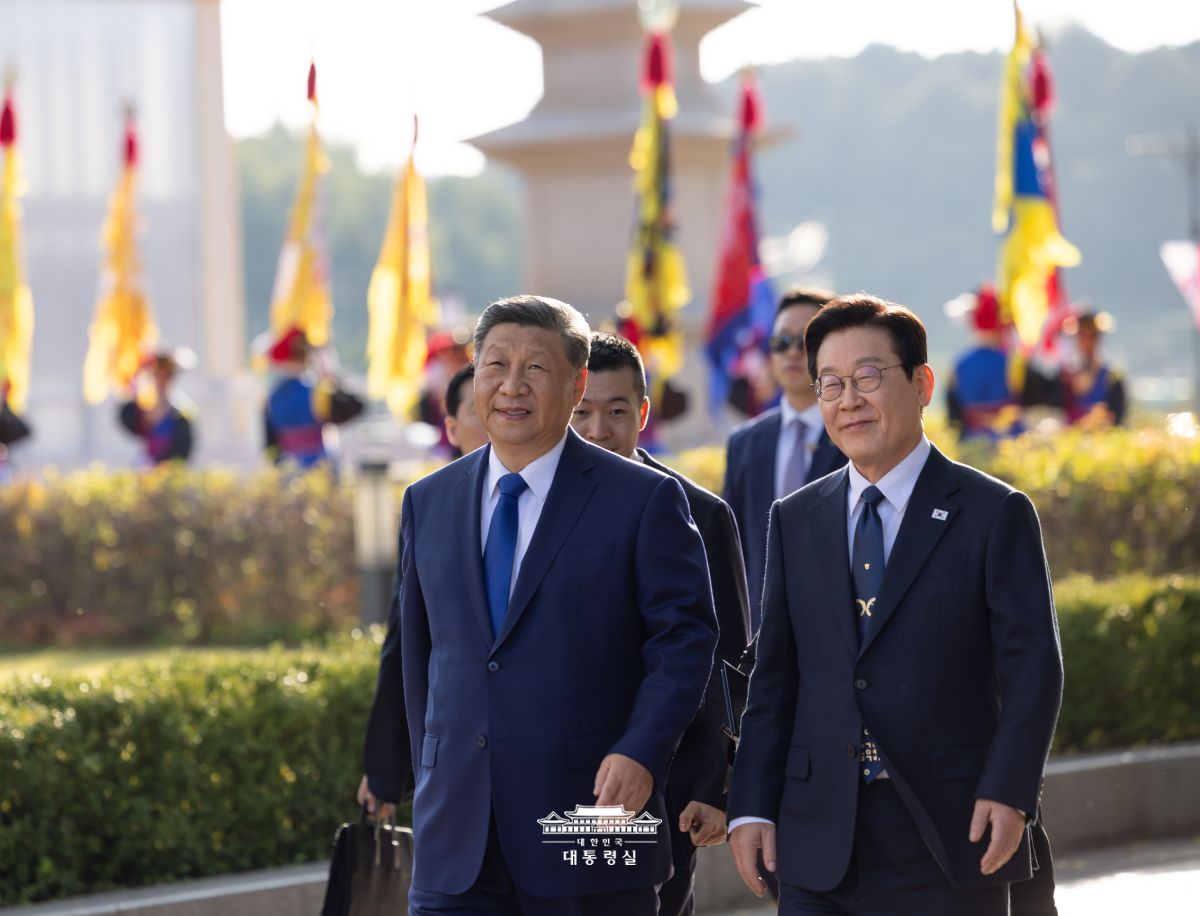 President Lee Jae Myung (right) and Chinese President Xi Jinping on Nov. 1 head toward their summit venue after a welcoming ceremony for the Chinese leader at Gyeongju National Museum in Gyeongju, Gyeongsangbuk-do Province.