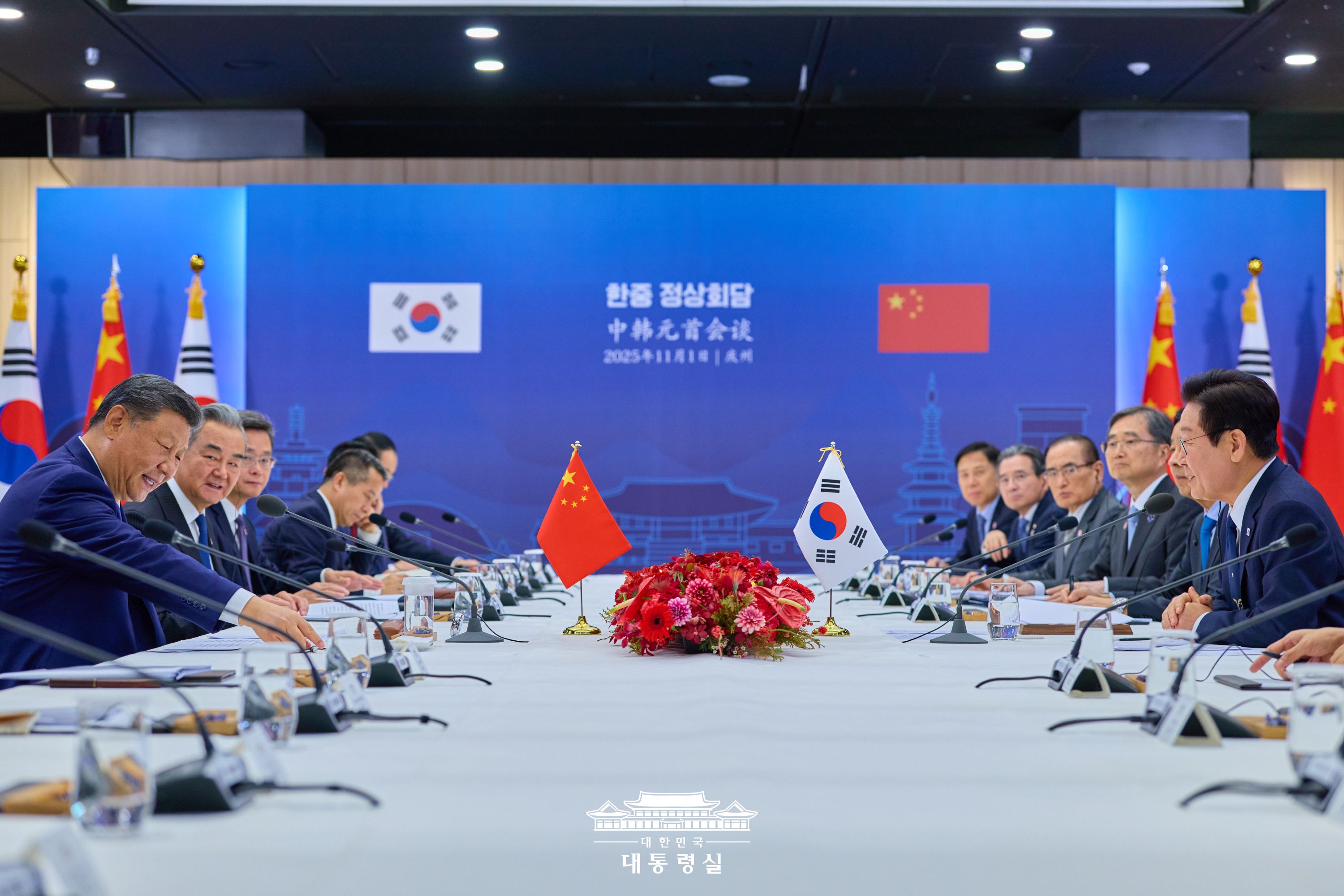 President Lee Jae Myung (right) and Chinese President Xi Jinping (left) on Nov. 1 hold their bilateral summit at Gyeongju National Museum in Gyeongju, Gyeongsangbuk-do Province.   