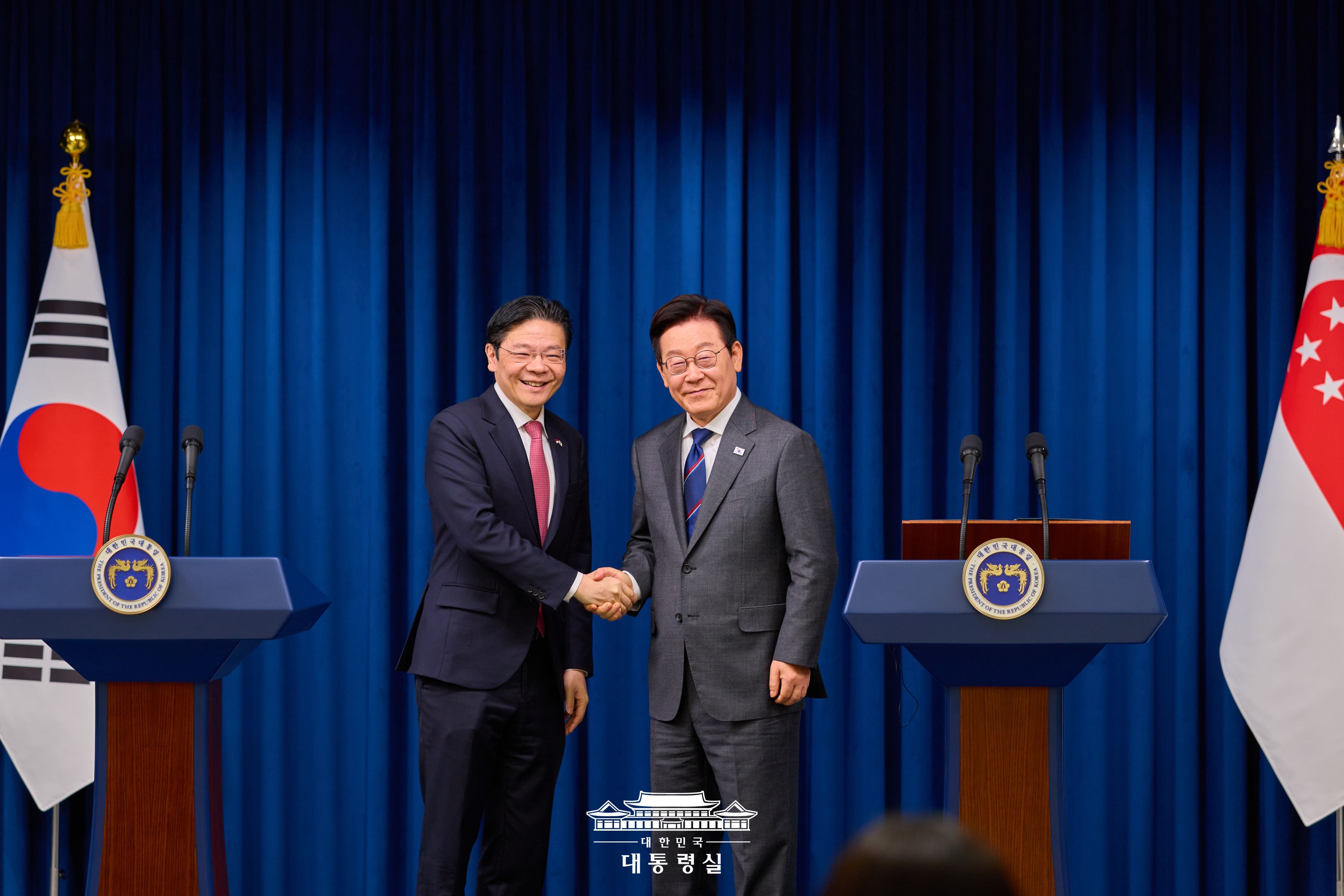 ﻿President Lee Jae Myung (right) and Singaporean Prime Minister Lawrence Wong on Nov. 2 shake hands at their joint news conference after their bilateral summit at the presidential office in Seoul. (Office of the President)