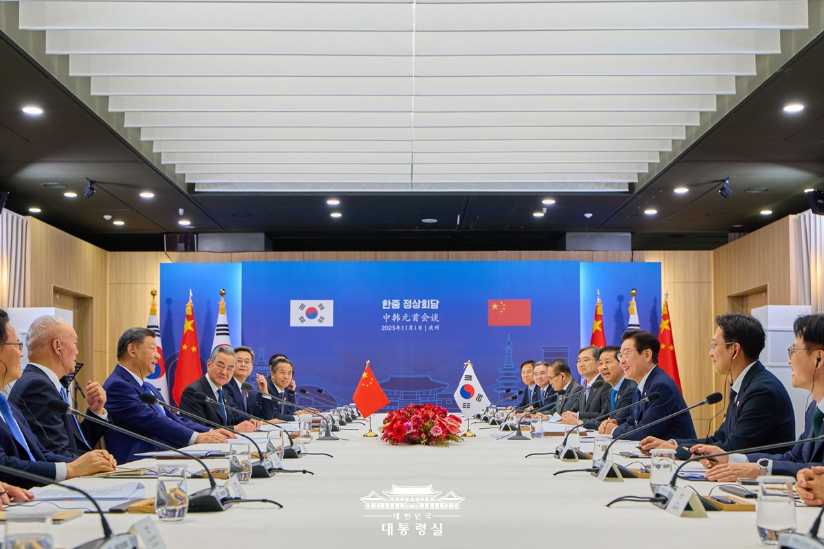 President Lee Jae Myung (third from right) and Chinese President Xi Jinping (third from left) on Nov. 1 hold a bilateral summit at Gyeongju National Museum in Gyeongju, Gyeongsangbuk-do Province. (Office of the President)  