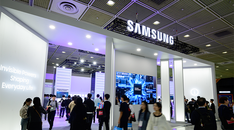 This is a promotional booth of Samsung Electronics at this year's Semiconductor Exhibition that ran from Oct. 22-24 at COEX Mall in Seoul's Gangnam-gu District. (Samsung Electronics)  