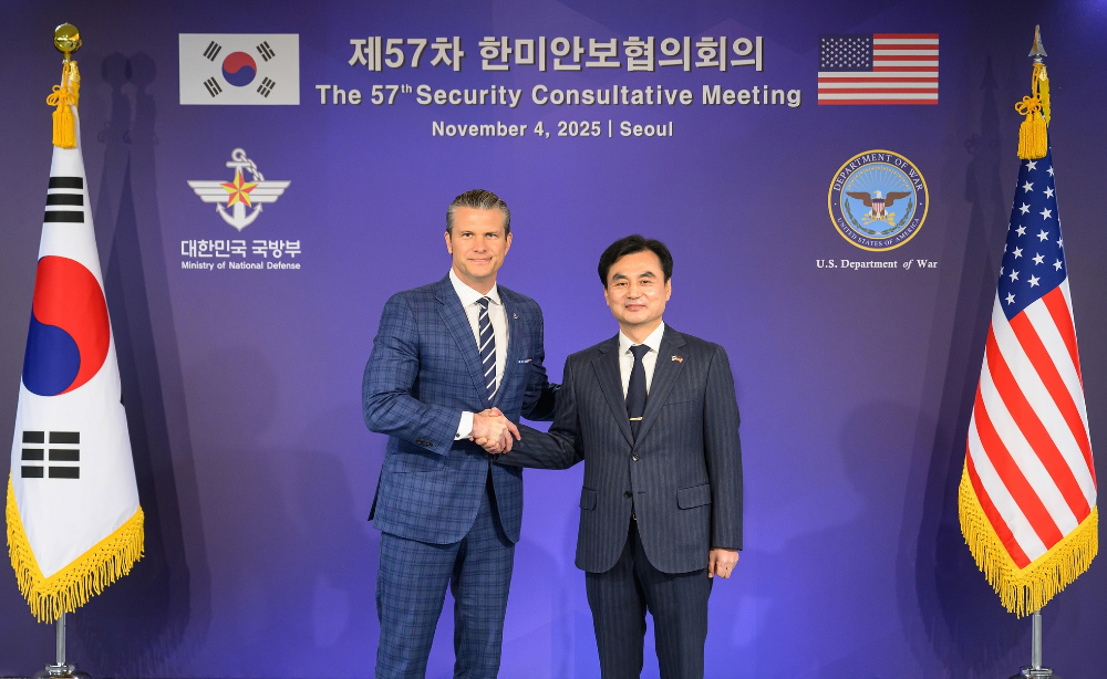 Minister of National Defense Ahn Gyu-Back (right) on Nov. 4 poses for photos with U.S. Secretary of War Pete Hegseth at the bilateral Security Consultative Meeting at the ministry compound in Seoul's Yongsan-gu District. (Facebook page of Ministry of National Defense)  