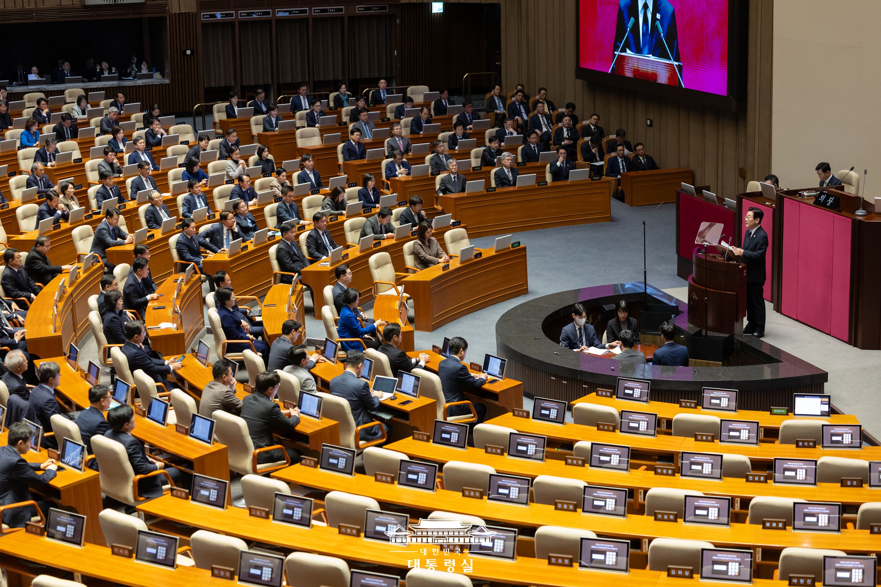 President Lee Jae Myung Nov. 4 delivers an administrative policy speech on next year's budget at the plenary chamber of the National Assembly in Seoul's Yeongdeungpo-gu District. (Office of the President)  