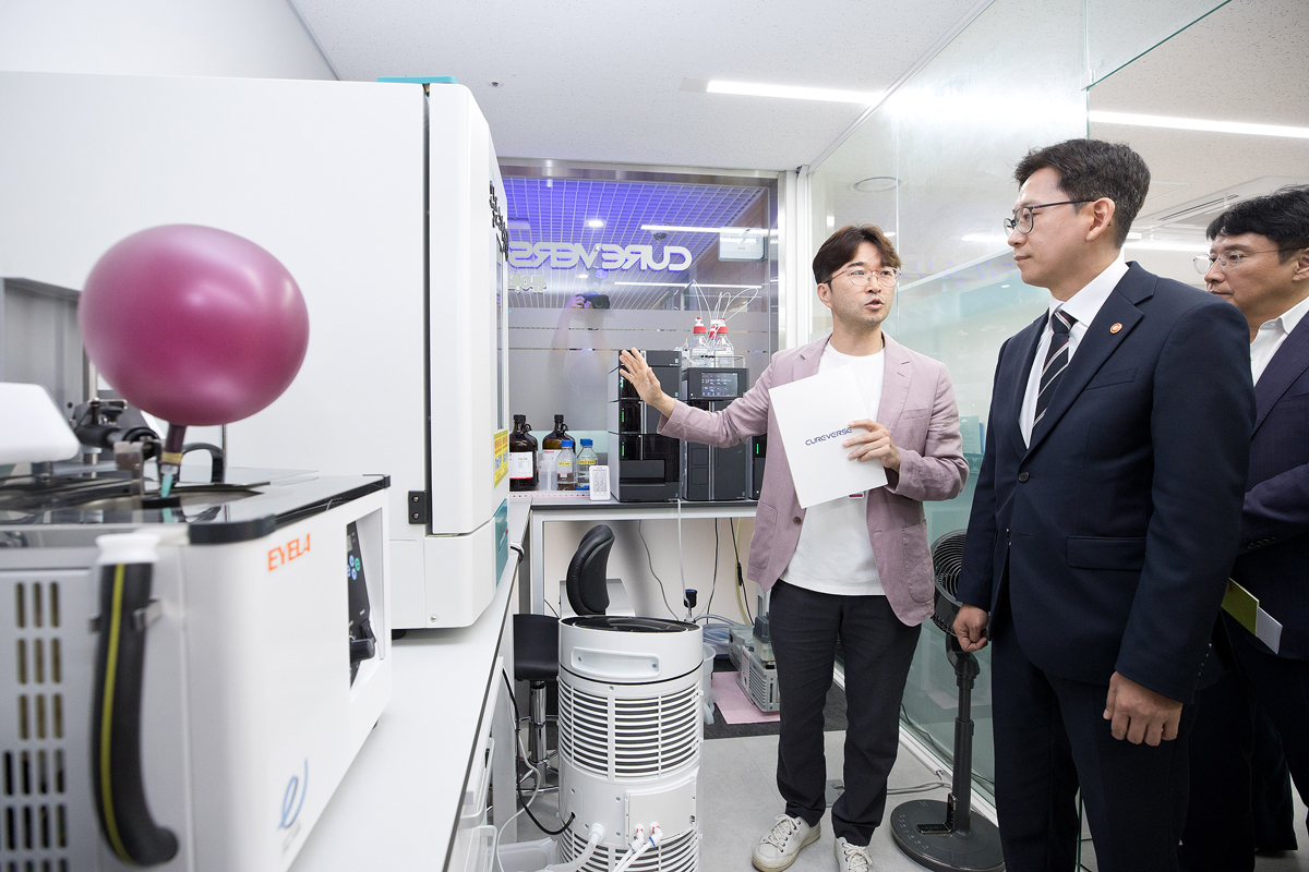 ▲ 정부가 2026년부터 2032년까지 7년간 첨단 의료기기 연구·개발에 약 9,400억원을 투자한다. 사진은 배경훈 과학기술정보통신부 장관이 지난 7월 21일 서울 동대문구 서울바이오허브를 방문해 입주기업으로부터 연구 현황을 청취하고 있다. (과학기술정보통신부) 