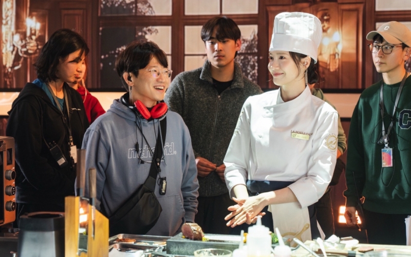 Director Chang with the main lead, Im Yoon-ah, and the crew on the filming set. (Chang Tae You)