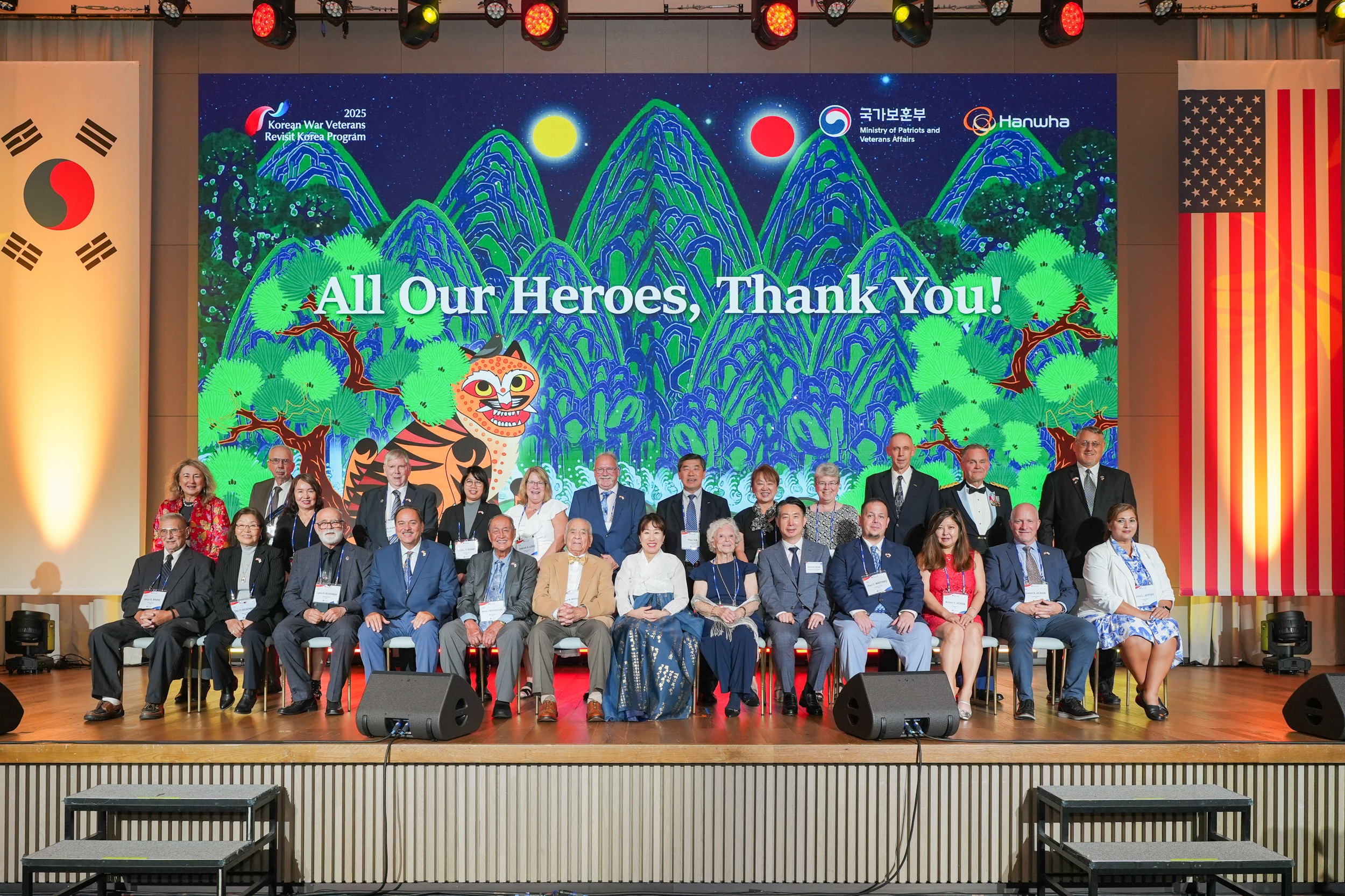 Vice Minister of Patriots and Veterans Affairs Kang Yun-jin (seventh from left in front row) on Sept. 19 takes a photo with U.N. veterans of the Korean War visiting Korea through a program at a thank-you dinner for them at the hotel Signiel Busan in Busan's Haeundae-gu District.  