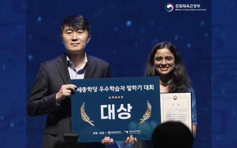 Kasturi Pande awarded with the grand prize in the 2025 King Sejong Institute Korean Speaking and Writing Contest for her speech titled “The Dream I Looked at from Afar Called Me.” 