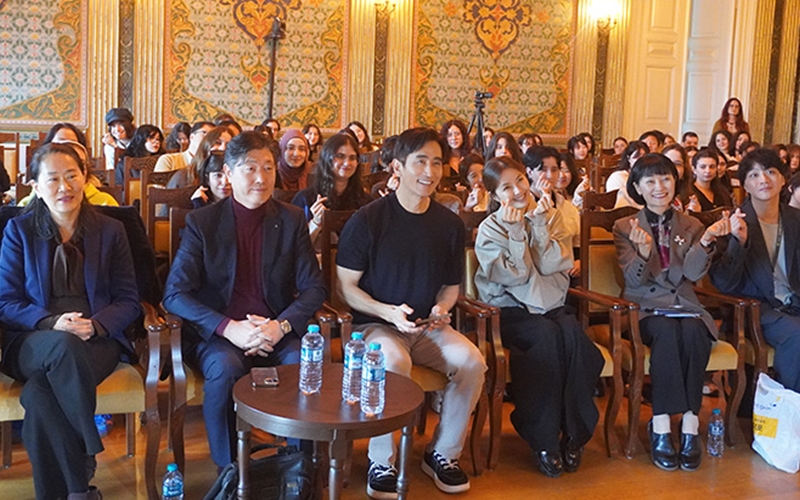 Students, İstanbul University Faculty, and Writer Cha In-Pyo (third in the front row) at the Korean Writers event.