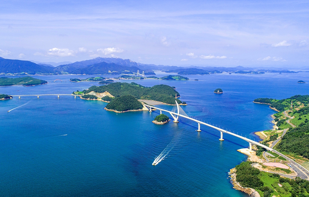 ﻿The Ministry of Land, Infrastructure and Transport has designated a six-section sea bridge spanning 23 km that connects Yeosu and Goheung-gun County in Jeollanam-do Province as the national tourist route Baengnisseomseomgil Trail. (Yeosu City Hall)