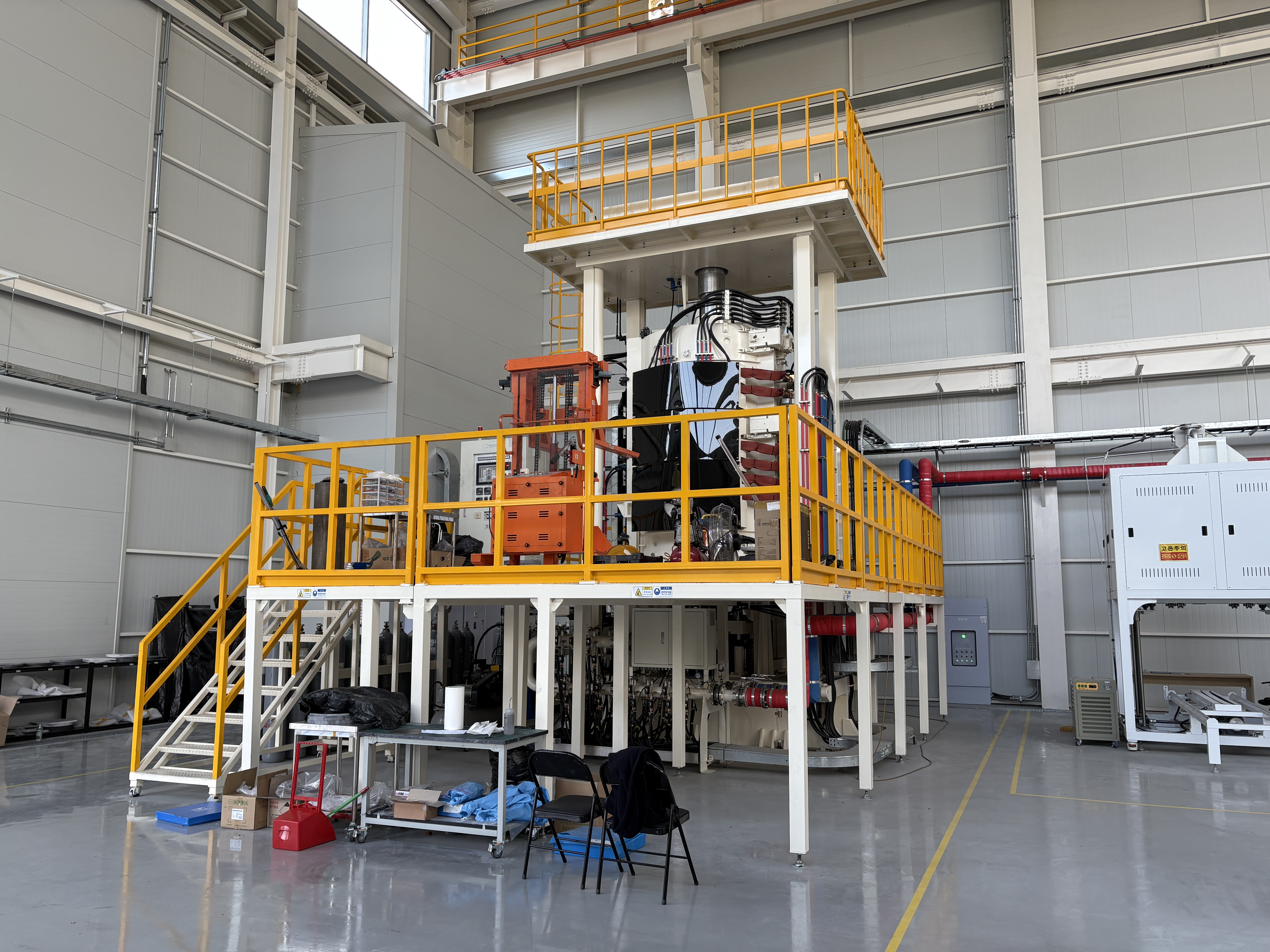 This is the high-temperature, high-pressure sintering machine in December 2023 at New Materials Center of Gangwon Technopark in Gangneung, Gangwon-do Province. The device reduces porosity and enhances the strength and durability of ceramic and composite materials at high temperatures and pressure. 