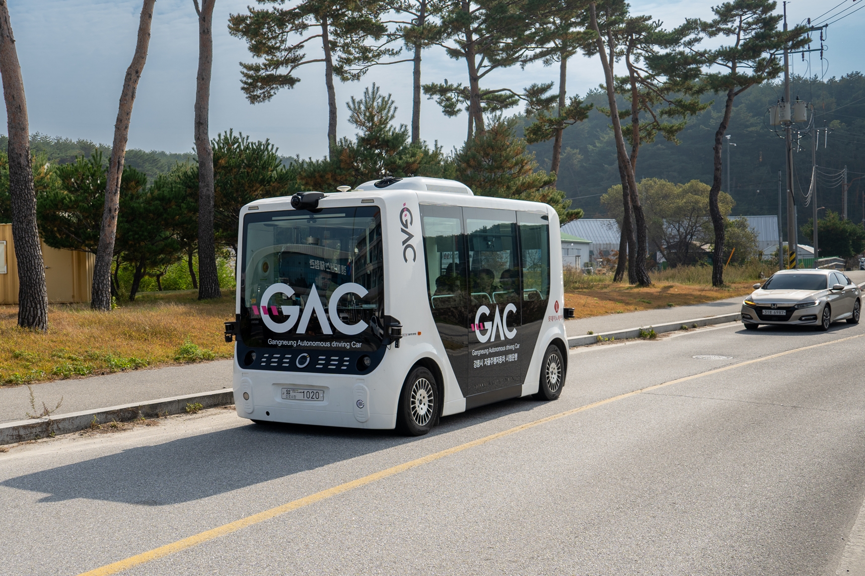A shuttle-type autonomous vehicle runs at major tourist attractions in Gangneung, Gangwon-do Province, as part of an intelligent transportation systems that raises transit efficiency and safety through information and communications technology such as data on real-time traffic and bus arrivals and Hi-Pass, an automatic toll payment system.