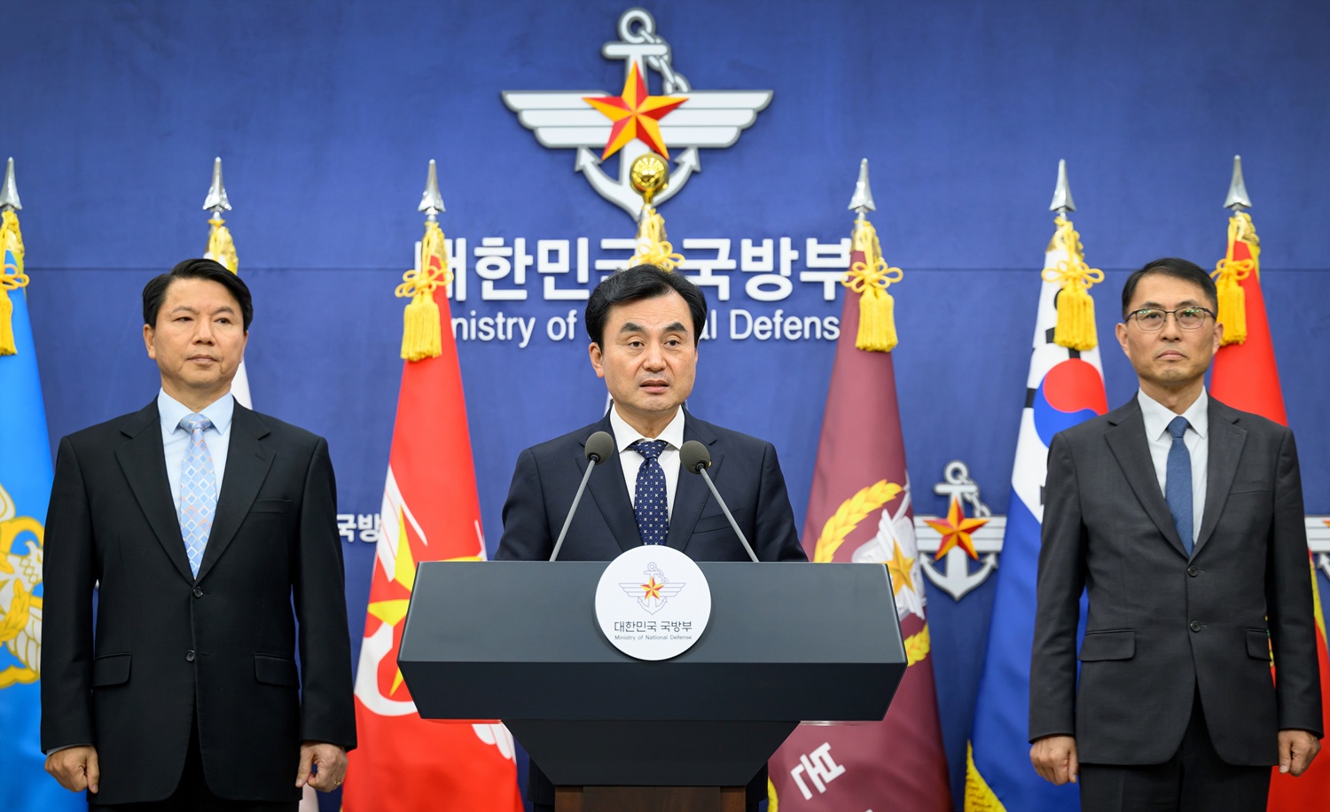 Minister of National Defense Ahn Gyu-Back (center) on Nov. 14 announces the joint communique of the 57th Security Consultative Meeting at the briefing room of his ministry's headquarters in Seoul's Yongsan-gu District. (Ministry of National Defense)  