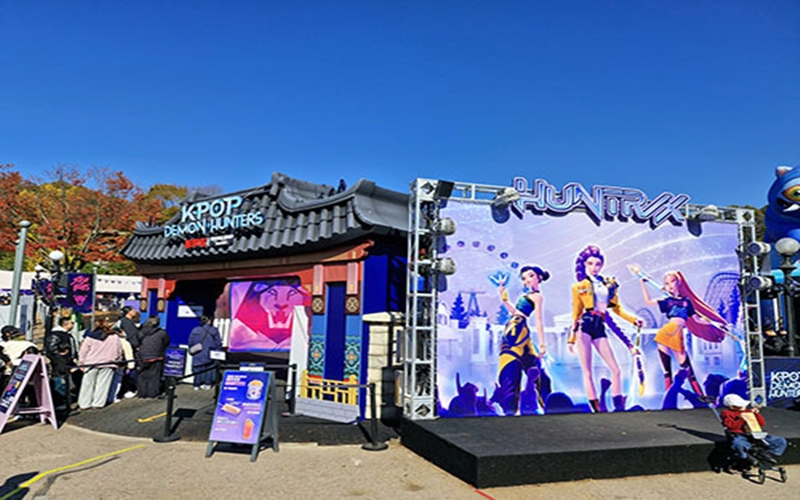 The main gate and starting point of the KPop Demon Hunters Themed zone. 