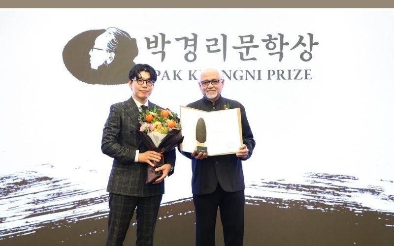 Amitav Ghosh (right) receives the award certificate for the 14th Pak Kyongni Prize during the ceremony. (Toji Cultural Foundation) 