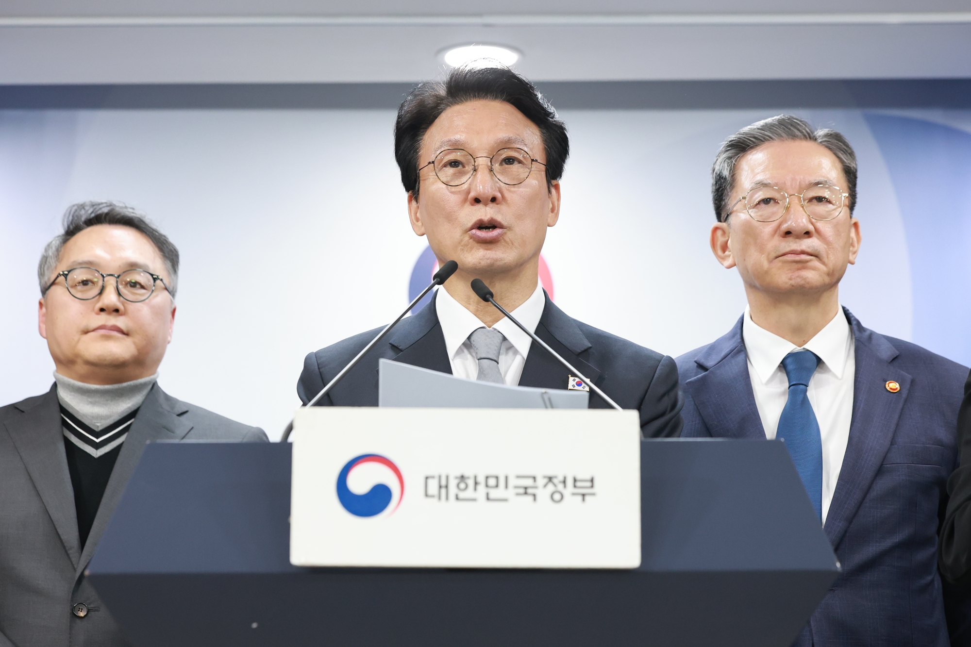 The International Centre for Settlement of Investment Disputes on Nov. 18 overturned its 2022 ruling that ordered Korea to pay USD 216.5 million in damages to the U.S. private equity fund Lone Star. Shown is Prime Minister Kim Min-seok (center) that day speaking at a news briefing on the result of the appeal at Government Complex-Seoul in the capital's Jongno-gu District. (Yonhap News)  