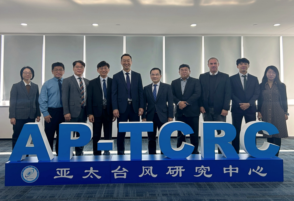 Staff from the National Institute of Meteorological Sciences under the Korea Meteorological Administration (KMA) and the Asia-Pacific Typhoon Collaborative Research Center of China on Nov. 20 pose for a group photo at the center in Shanghai after both organizations signed a memorandum of understanding. (KMA)  