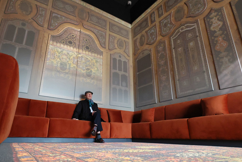 A visitor on Nov. 21 sits at a resting space in the National Museum of Korea's new permanent exhibition hall Islamic Gallery. The section is a media art that reinterprets the Damascus Room, a leading space at the Museum of Islamic Art in Doha, Qatar, and the lifestyle and spatial aesthetics of the era. 