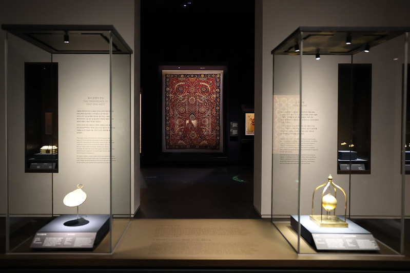 The National Museum of Korea on Nov. 22 launched its permanent exhibition section Islamic Art Gallery showing leading works such as early manuscripts of the Quran, royal carpets, ceramics and jade artifacts. 