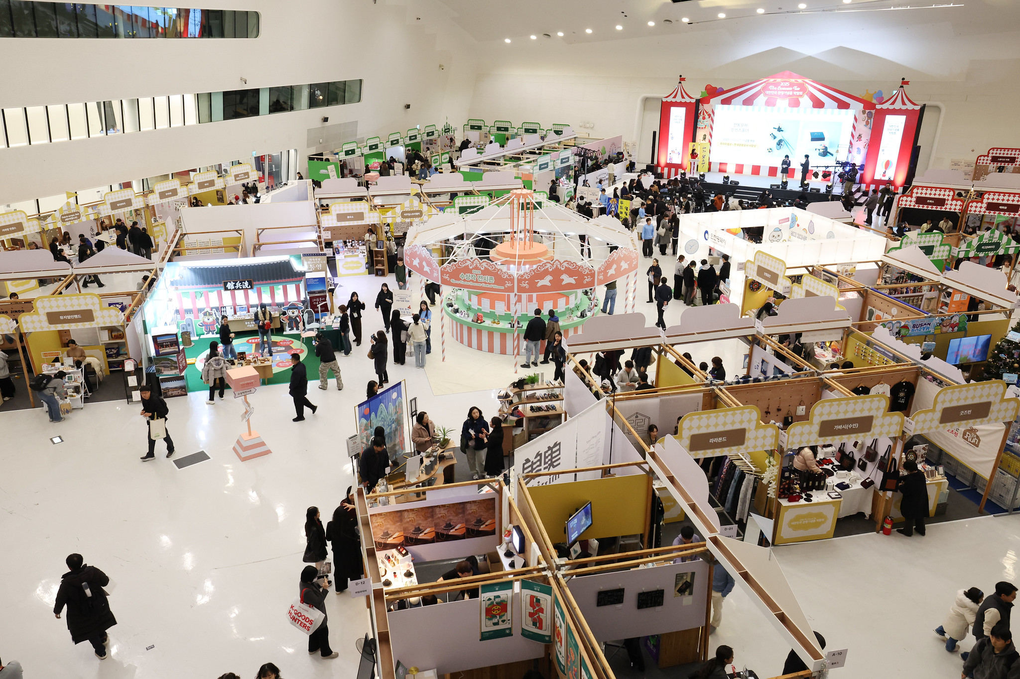 This is a scene on Nov. 21 from this year's Souvenir Fair that ran from Nov. 21-23 at Art Hall 1 and 2 of Dongdaemun Design Plaza in Seoul's Jung-gu District. (Lee Jeongwoo)  style=