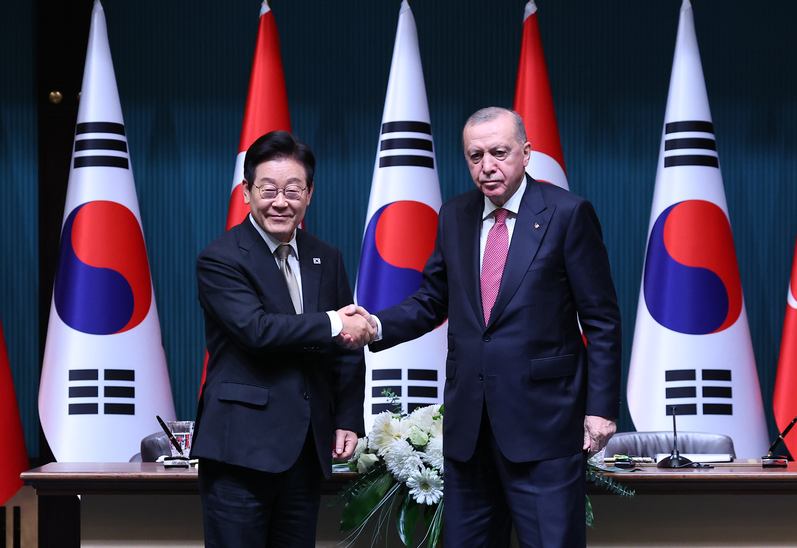 President Lee Jae Myung (left) on Nov. 24 shakes hands with Turkish President Recep Tayyip Erdogan at their bilateral summit held at the Presidential Complex in Ankara. (Yonhap News) 