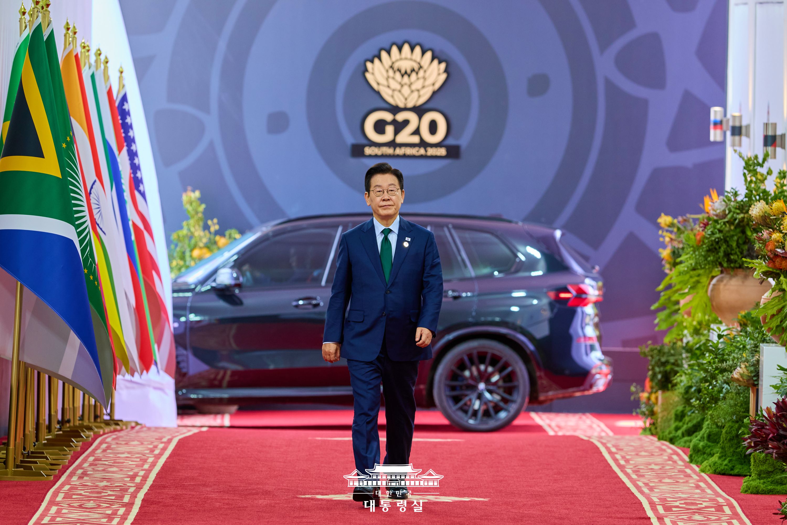 President Lee Jae Myung on Nov. 23 in South Africa enters the Nasrec Expo Centre in Johannesburg, the venue of the third session of the G20 summit of rich and developing economies. (Office of the President)  