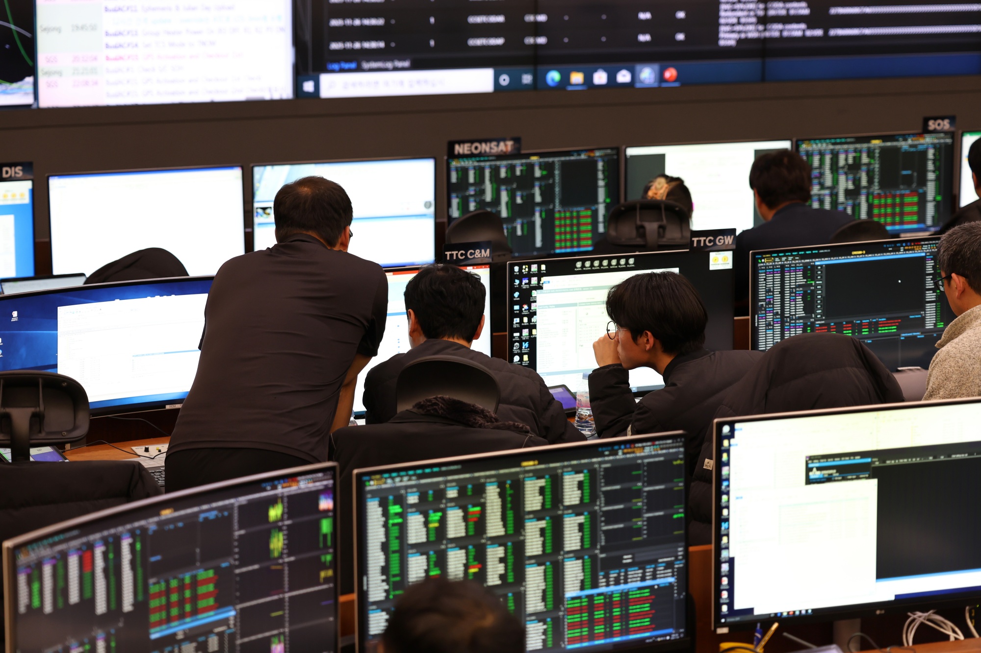 Researchers on Nov. 27 conduct satellite control operations for the CAS500-3, a next-generation medium-size satellite, at the integrated satellite control center of the Korea Aerospace Research Institute (KARI) in Daejeon. (KARI)