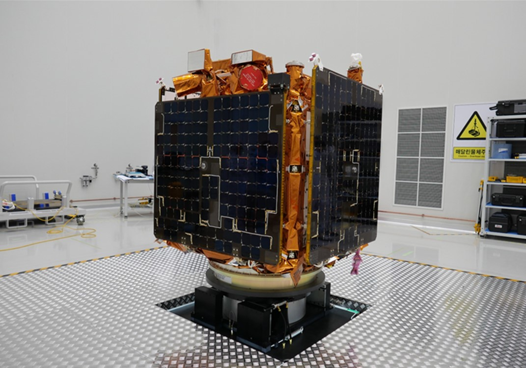 The CAS500-3 is a next-generation mid-size satellite developed by Korea Aerospace Industries measuring 1.92 m in diameter, 1.76 m in height and 516 kg in weight. In the latest launch of the homegrown space rocket Nuri, the satellite was mounted on a multi-satellite adapter using a satellite separation device, while 12 CubeSats were placed in individual launch tubes. (Korea AeroSpace Administration)
