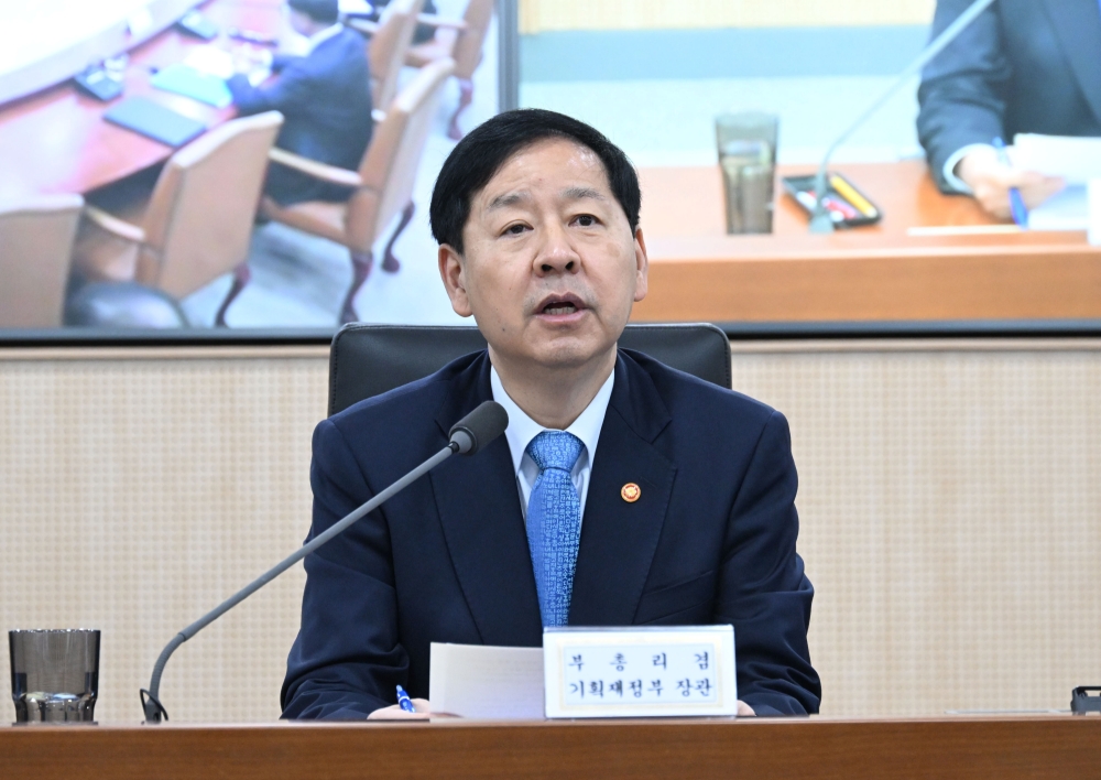 Deputy Prime Minister and Minister of Economy and Finance Koo Yun Cheol on Nov. 26 speaks at a joint meeting of economic ministers and a strategic growth task force. (Ministry of Economy and Finance)