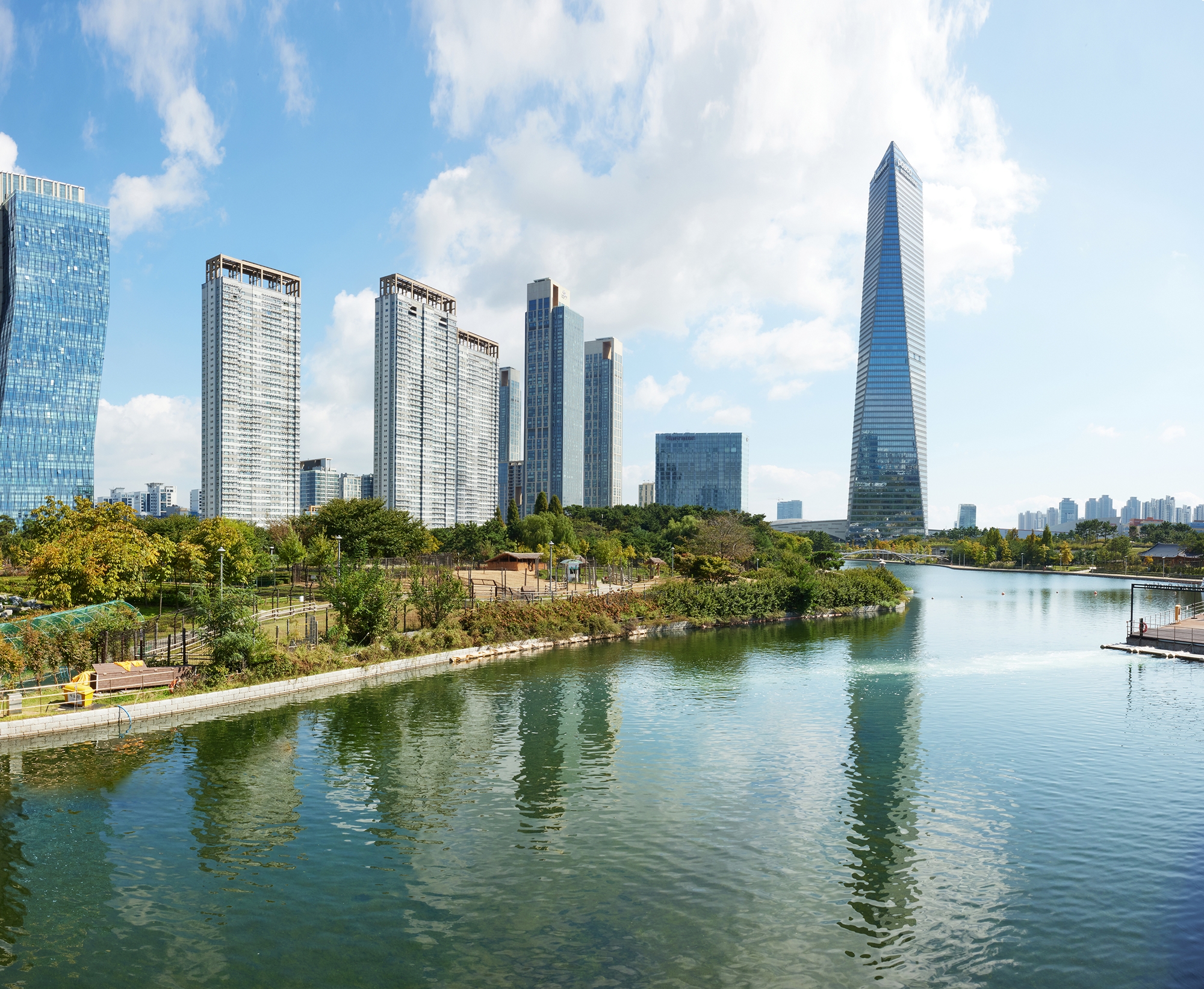 The government and the World Bank have jointly opened the Global Digital Knowledge Center in Incheon's Yeonsu-gu District. Shown is a view of Songdo Central Park in Yeonsu-gu. (Incheon Tourism Center)