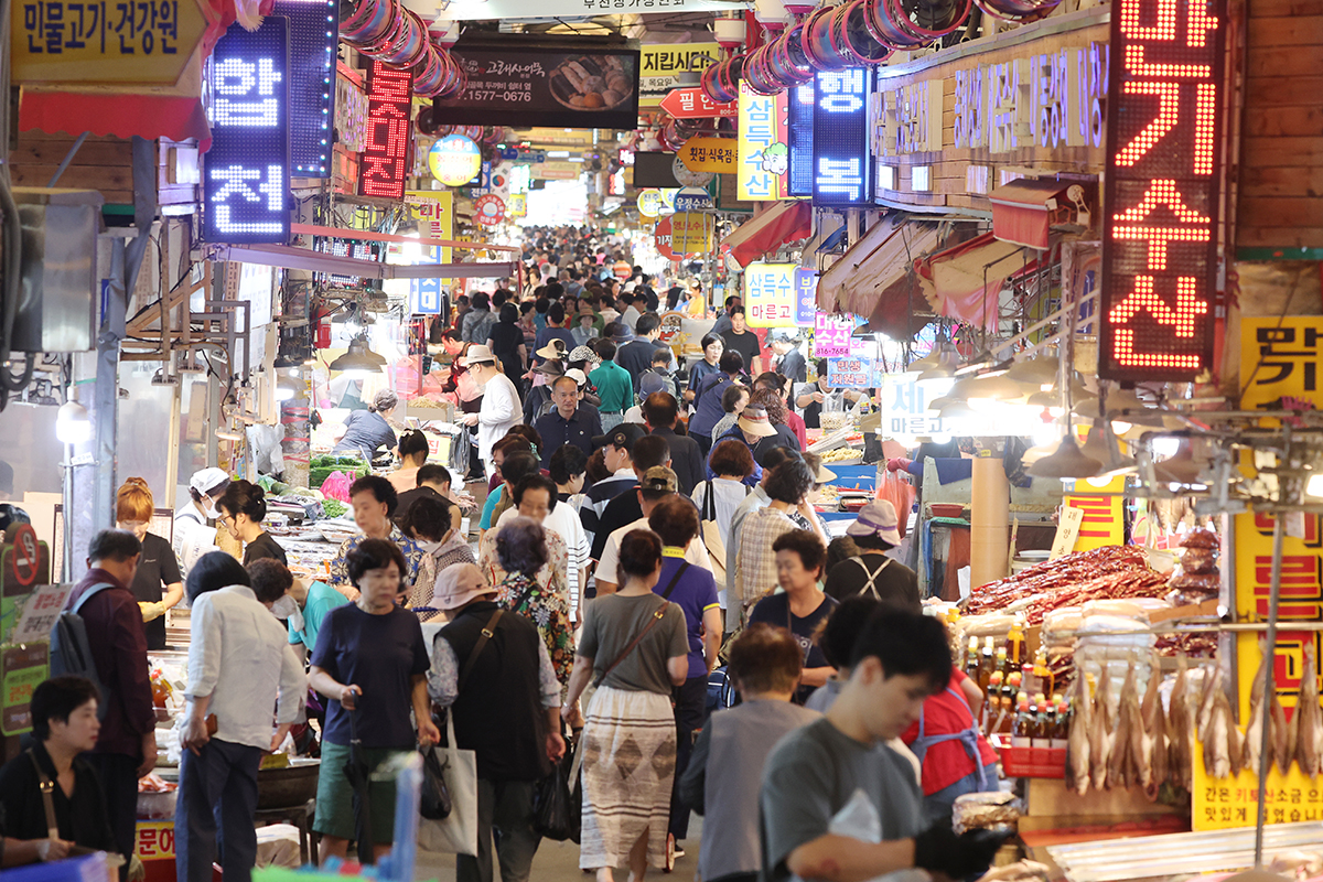 Bujeon Market on Sept. 24 is crowded with shoppers two weeks before Chuseok (Korean Thanksgiving) in Busan's Busanjin-gu District. (Yonhap News)  