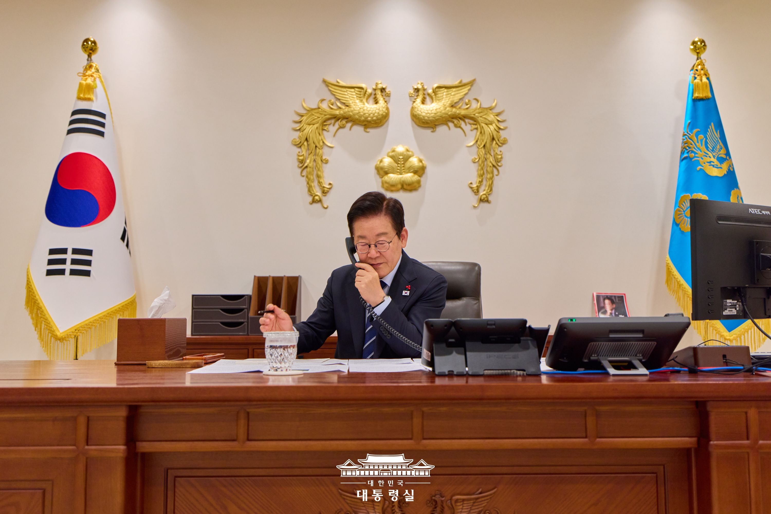 President Lee Jae Myung on Dec. 4 at his office in Seoul holds his first phone call with Romanian counterpart Nicusor Dan. (Office of the President)
