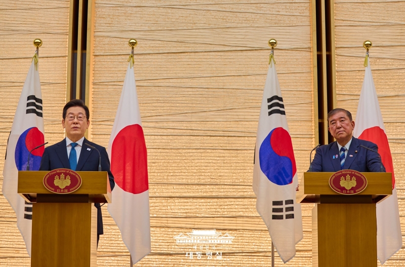 President Lee (left) and Japanese Prime Minister Shigeru Ishiba on Aug. 23 hold a joint news conference after their bilateral summit at the latter's official residence in Tokyo. (Office of the President)