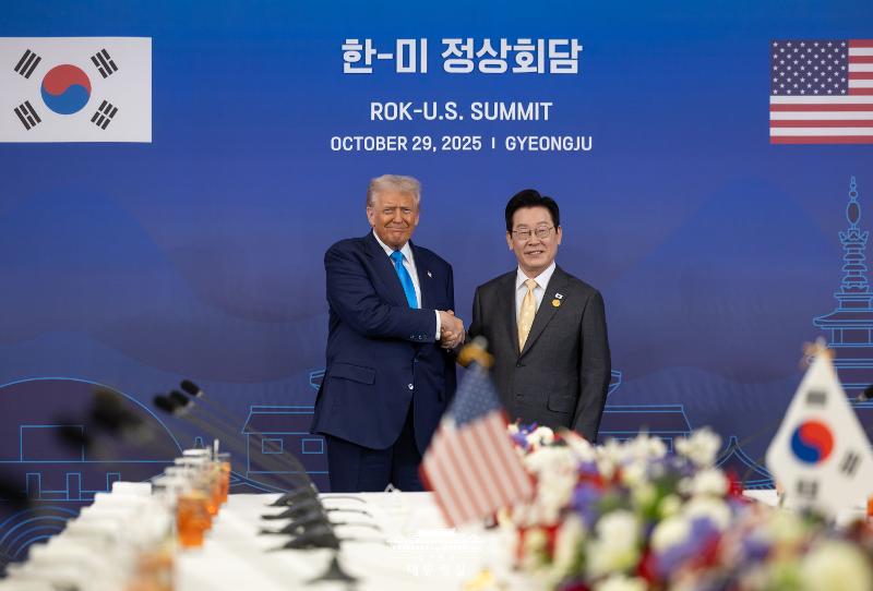 President Lee (right) on Oct. 29 shakes hands with President Trump at their bilateral summit in Gyeongju, Gyeongsangbuk-do Province, on the sidelines of the APEC gathering. (Office of the President)