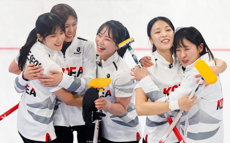 The national women's curling team on Feb. 14 celebrate after winning the gold medal of the Asian Winter Games by defeating China, 7-2, at Harbin Pingfang District Curling Arena in Harbin, China. (Yonhap News)  