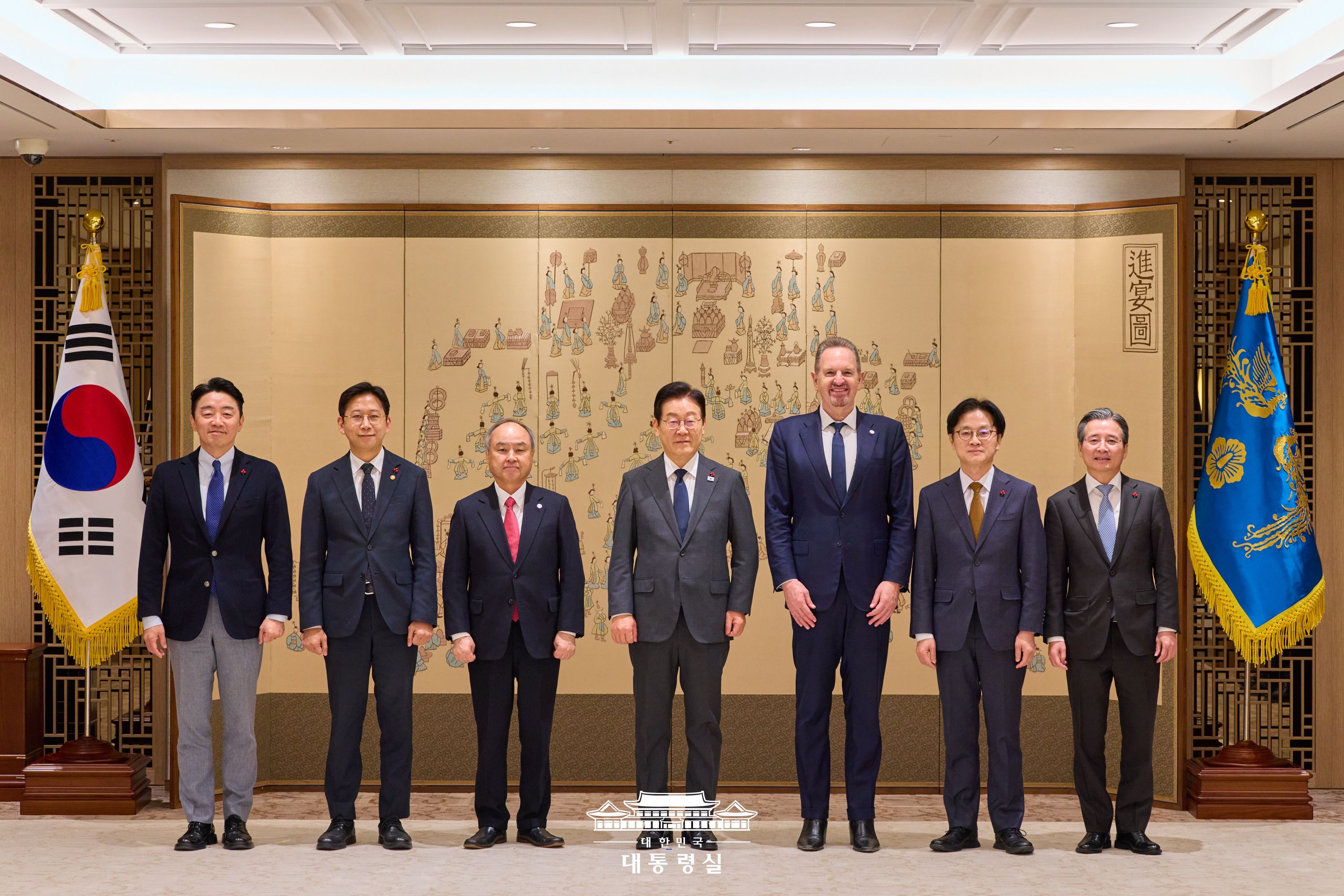 President Lee Jae Myung (center) on Dec. 5 takes a group photo at his office in Seoul with Presidential Chief of Staff Kang Hoon-sik, Deputy Prime Minister and Minister of Science and ICT Bae Kyunghoon, SoftBank Group Chairman Son Jeong-ui (Masayoshi Son) , Arm Holdings CEO Rene Haas, Minister of Trade, Industry and Resources Kim Jung-Kwan and Presidential Chief of Staff for Policy Kim Yong-beom. (Office of the President)  